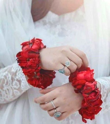 وہ کلائی میں پہن کر گجرے،پھولوں کو خوشبو ادھار دیتی ہے۔!
🌹 🩷