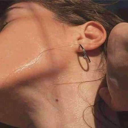 رخسار پر تو قابل برداشت ہے لیکن.
ایک حَشر بَرپاَ ہے کہ تِل گَردن پَہ بھی ہے🔥 Mahii 💔