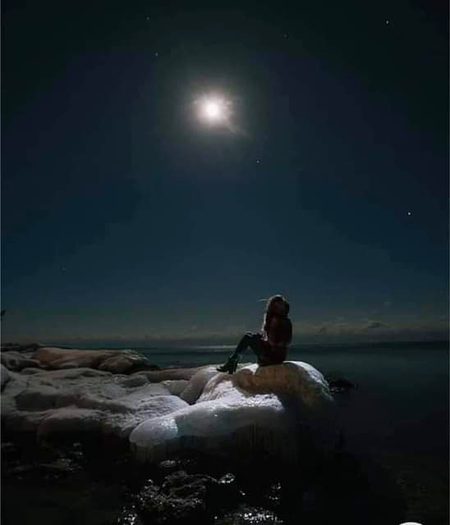 محبتوں کے دراز رشتے کبھی نہ الجھے کبھی نہ سلجھے
فقط ہوا تو یہی ہوا کہ کوئی کسی کا نہیں ہوا ۔۔!