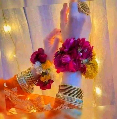 جانتے ہو وہ ایک دیوانی سی لڑکی پہن کر گجرے 
چاند کو ہاتھوں میں سجا کر آج پھر مسکراٸی ہے🙈😍