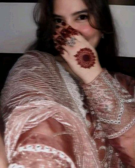 میں شام کے منظر جیسی ہوں!!🦋🌸
کسی کو حسیں، تو کسی کو بیزار لگتی ہوں؛!🔥❤️🥰