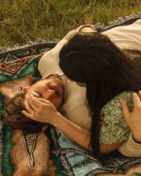 ہمارے ساتھ رہو جس طرح بھی ممکن ہو
ہمیں بتاؤ کہ ہم لوگ بھی ضروری ہیں!🖤✨