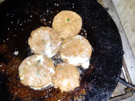 Maien bana raha tha beef KABAB ghar py Jo bouth mazy ky hain