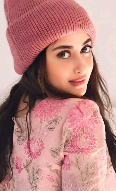 تو مجھ کو دیکھ، پھر دیکھ، پھر بتا مجھ کو
جو چیز لاحاصل ہوتی ہے وہ کس قدر دلکش ہوتی ہیں 
✨