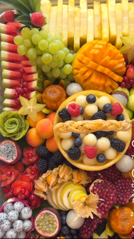 Fruit decoration is also an art.