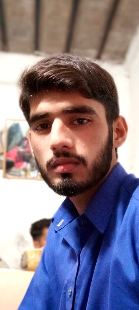 اب اپنی روح کے گوشوں کا کچھ حساب کروں
میں چاھتا تھا چراغوں کو ماھتاب کروں
بتوں سےمجھ کو اجازت اگر کبھی مل جائے
تو شھر بھر کے خداؤں کو ب نقاب کروں
میں کروٹوں کے نئے زاویہ لکھوں شب بھر
یہ عشق ھے تو کہاں زندگی عذاب کروں
ھے میرے چاروں طرف بھیڑ گونگے بہروں کی
کسے خطیب بناؤں کسے خطاب کروں
اس آدمی کو بس اک دھن سوار رھتی ھے
بھت حسیں ھے یہ دنیا اسے خراب کروں
یہ زندگی جو مجھے قرض دار کرتی ھے
کہیں اکیلے میں مل جائے تو حساب کروں