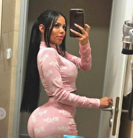 uuufff aesi selfie nai bhejo kch kch hta ha