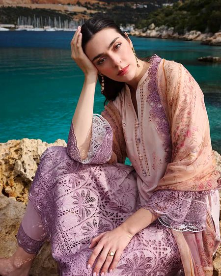 آج دل کچھ یوں اداس ہے جیسے..
تنہا کشتی کو سمندر میں شام ہو جائے💔Unzii🥀