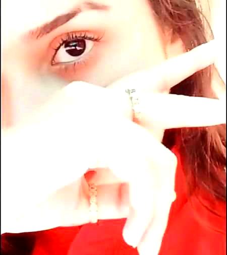تم غرور کی بات کرتے ہو ۔۔۔۔
جناب
ہم لوگوں کونظر میں رکھ کر نظر انداز کرتے ہیں ۔۔🔥👑