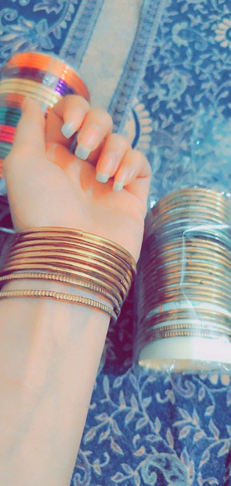 چوڑیـــوں کــی طــــــرح تجھـــے گھمــانــا چاہــتی ھــوں 
میــری ســــادگـی دیکـھ میــں کیا چاہتــی ہــــوں🙈🔥