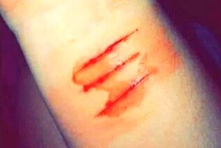 جانے مجھ سے یہ کون کہتا تھا آپ اپنا خیال تو رکھیے😥
جون ایلیا