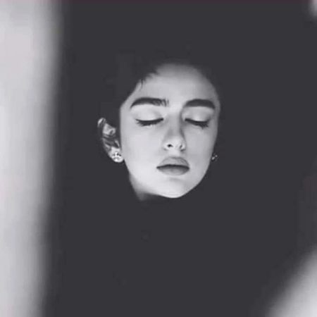 تو مجھے یاد کرے اور مری عمر بڑھے 
اور ترے بھولنے سے عمر یہ گھٹ سکتی ہے
سانس سگنل ہے کبھی کم کبھی کثرت میں ملے  
زندگی کال ہے اک لمحے میں کٹ سکتی ہے 
خود پہ کھلتا ہوں تو کھلتا ہی چلا جاتا ہوں 
چند مصروں میں کہاں بات سمٹ سکتی ہے