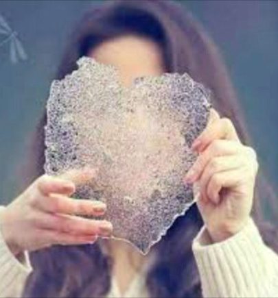 ہر ایک بات پہ کہتا نہیں یہ دل لبیک ٠٠٠
پسند آتی نہیں ہر کسی کی راۓ ہمھیں ٠٠٠
ہمارا نام توجہ ،جو کھینچ لیتا تھا ٠٠٠
سو لوگ آپنی کہانی میں کھینچ لاۓ ہمیں