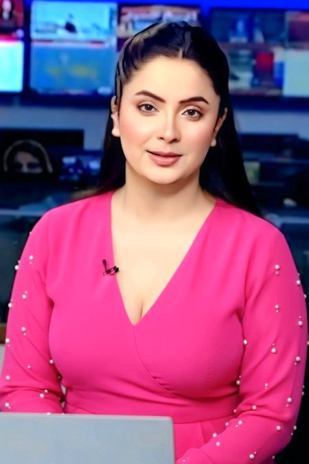 تم ساتھ ہو تو ان لمبی سی سرد راتوں میں،
ہم اک آگ جلائیں گے لکڑیوں کے بغیر🥀