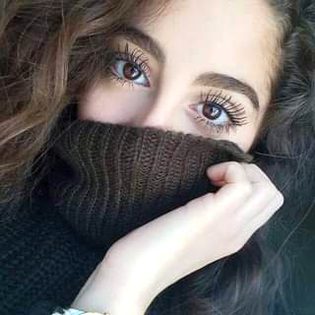 Log kehty hy k tumhari ankhy bohot khubsort hy....😍❤️
Ab inhy kya pta k mera yar bsa hy in me....😘❤️