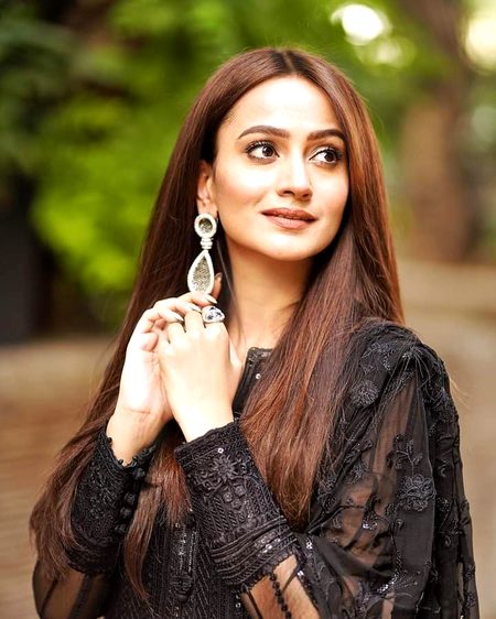 اور پھر عمر کے ساتھ ساتھ 
عید کے خوشیاں بھی کم ہونے لگی🔥 Mahii 💔