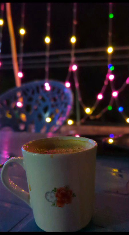 کیسا جان لیوا موسم ہے !
نومبر
پت جھڑ _ 💔
سُونی سُونی ہوا سے پتوں کی سرسراہٹ کا شور !
اداس دریچہ !
خاموش موبائل !
تنہائی میں اور چائے __!
💞