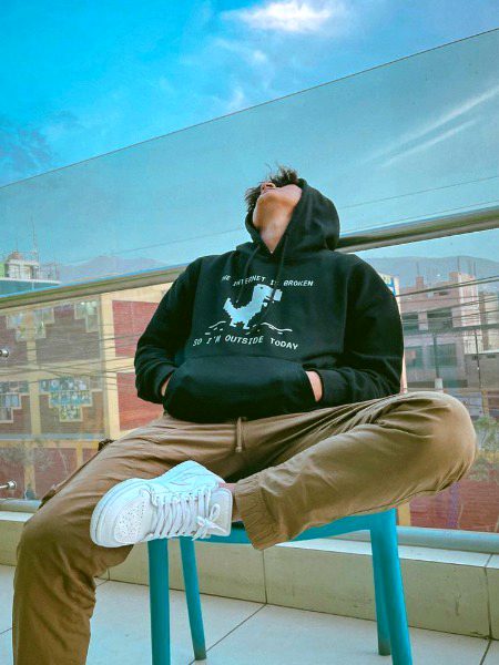 سر آسمان کی طرف، دل سوالوں میں گم
خاموشی بھی کبھی، بہت کچھ کہہ جاتی ہے ہم سے