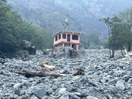 Ye hai masjid sabkuch beh gaya selaab me ye mojiza dheko