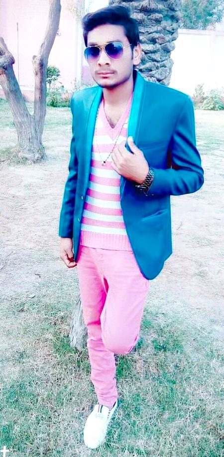 ڈھانپ رہِی تِھی وہ خُود کو آنچل سـے بار بار،🥰
بھلا رات چُھپا سکتِی ہے کبِھی چاند کا حُسن. ❤️ ❤️