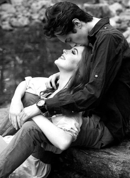 رات خاموش ہو،
دل تھوڑا بےقرار ہو،
اور سامنے کوئی اپنا ہو
تو بات خود بخود رومانوی ہو جاتی ہے ❤️