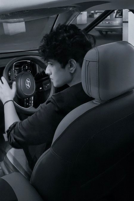 سفر ہے یہ، تنہا مگر مکمل سا  
جیسے ہر موڑ پہ کوئی اپنا ملتا سا