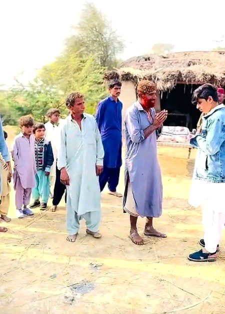 تعلیم کا حاصل کرنا بہت ضروری ہے آپ اپنی اولادوں
کو تعلیم لازم دلائیں ورنہ آپ کی نسلیں جاگیر داروں 
کے بچوں کے آگے ننگے پاؤں اور ہاتھ جوڑ کر کھڑی
 ہوتی رہینگی اپنی نسلوں کوجہا لت سےنکالنا ہوگا 😔