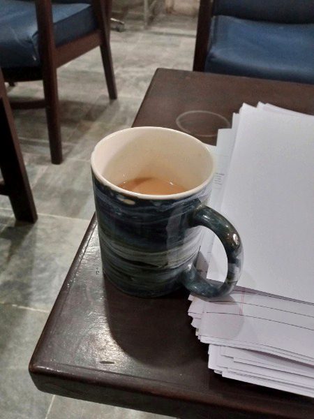 یہ سرد موسم جب بھی مجھے
 اُداس کرتا هے 
تو  پھر چائے کا کپ عام وقت کو
 خاص کرتا هے 
خُلوص و مُحبت اور چاہت سے بنتی هے 
جب چائے
جانے کہاں کہاں کی حقیقتوں سے
رُوشناس کرتا هے 
یہ چائے کا ایک کپ کبھی کبھی
 بہت ہی کمال کرتا هے ..☕☕