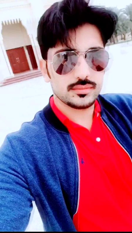 وہ بےوفا نہ تھا یوہی بدنام ہو گیا ہزارو چاہنے والے تھی کس کس سے وفا کرتا