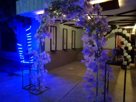 انہیں پتھروں پر چل کر جو آ` سکو تو آؤ
۔۔ میرے گھر کے راستے میں کوئی کہکشاں نہیں