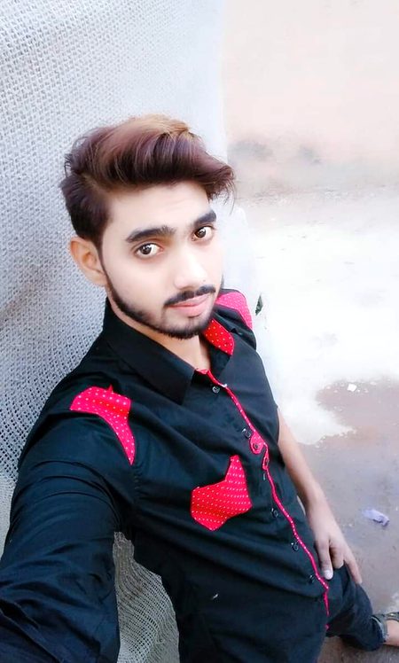 باتوں کو چھوڑ دینا تھا اور ہاتھ پکڑے رہنا تھا...
اس نے باتوں کو پکڑ لیا اور ہاتھ چھوڑ دیا... 🥀💔