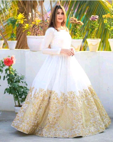 Makeup shakal badal data ha 
Or qemati kapry insan ki oqat