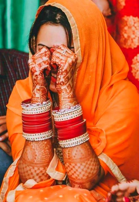 اِک  کلائی  ہے  جس میں  آتے  ہی
چوڑیاں  سانس  لینے  لگتی  ہیں۔۔۔۔