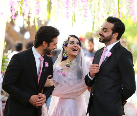 Koi Janta hai Kia k Sarah khan itna Mohon khol k kiyun hasti hai 🤔🤔 wo b photoshoot mein