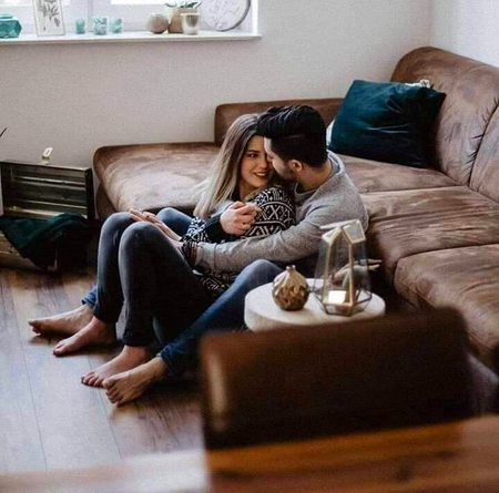 لوگ آسمانوں پر ڈھونڈتے رہے میں نے زلفوں میں چھپا چاند دیکھا
