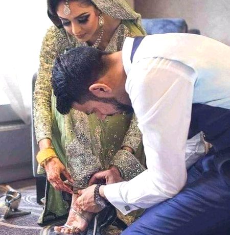 کتنے جھوٹ تھے ناں دادی کے قصوں میں،😊😒😍
ہر قصے میں شہزادہ شہزادی کو مل جایا کرتا تھا😢😊
insan k sub khwab udary rah jaty hai asa q ho jata hai wo aik shaks jo duniya hota hai wo q cheen liya jata hai
mahi😢