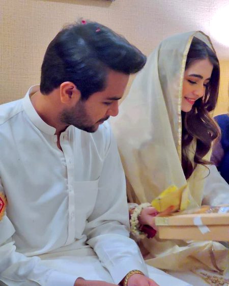 میں نے بلایا اُسے پہلے رُوبرو اپنے.
اور پھر بتایا یوں مکمل ہوتی ہے عید🔥 Mahii 💔