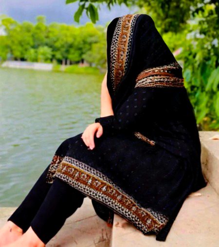 دل کے رشتے قسمت سے ملتے ہیں
ورنہ ملاقات تو ہزاروں سے ہوتی ہے