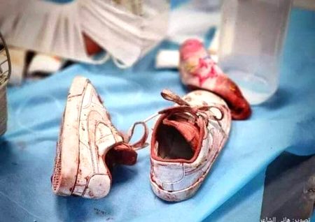 کئی دکانوں پر پھرنے کے بعد اس نے یہ جوتے خریدے تھے۔۔۔۔
ایک نمبر بڑے لیے تھے کہ اگلے سال تک چل جائیں گے۔۔۔ کہنے لگی کیا ہوا جو تھوڑے بڑے ہیں آگے کپڑا رکھ دوں گی۔۔۔۔۔
اچانک۔۔۔۔ ایک زور دار آواز آئی۔۔۔۔ ایسا لگا قیامت آگئی۔۔۔۔۔ آنکھ کھلی تو دیکھا۔۔۔۔
جوتے تو ہیں مگر پہننے والا چلا گیا۔۔۔۔ اس نے کہا روکو۔۔۔ میرے بچے جوتے تو پہنتے جاؤ ۔۔۔۔ بڑے لاڈ سے لائی تھی۔۔۔۔ وہ بولا۔۔۔۔
امی جان میں اب ننگے پاؤں جنت کے باغوں میں دوڑوں گا۔۔۔۔۔
ایسے جوتے ہمارے گھروں میں بھی ہوتے ہیں نا؟
اتنے ہی چھوٹے اور پیارے۔۔۔۔ فلسطین ، غزہ لہو لہو😭😭