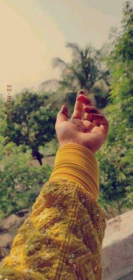 "- سب کَلائی کی بات ہے پیارے ،
چُوڑیاں کب حَسین ہوتی ہیں -" 🖤