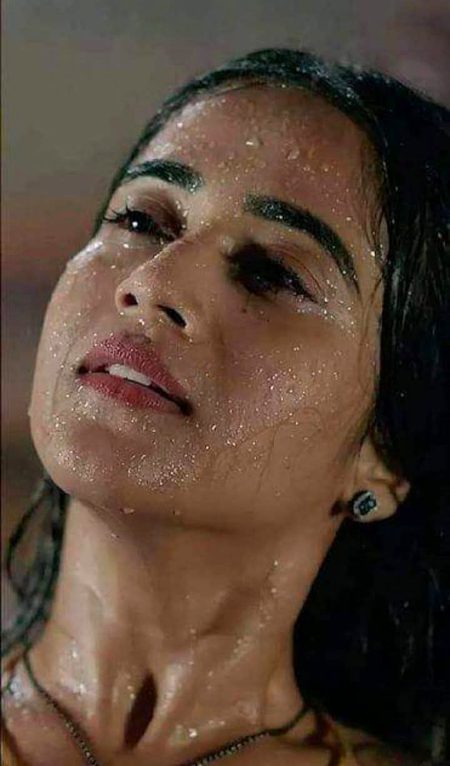 تیرے ہی پاس ہوگا مرا گمشدہ سکوں..
تیرے ہی اردگرد بھٹکتی ہے یاد بھی💔Unzii🥀
