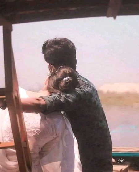 "کندھے پر رکھی جانے والی ہر چیز بوجھل (بھاری) ہوتی ہے ،،
 سوائے محبوب کے سر کے_ ❤️🌸