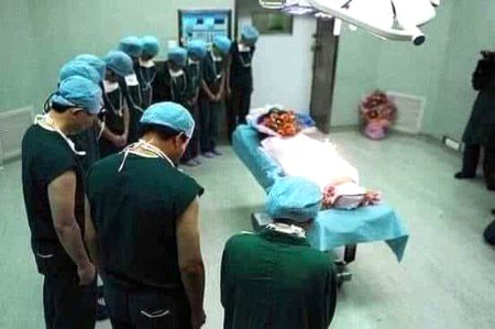 جب میں ہسپتال میں اپنی آخری سانسیں لے رہا ہوں ، تو اچانک سے میرے موبائیل پہ کال آئے
اور کال اٹینڈ کرنےکےلئے
جب میرے کان کے ساتھ لگایا جائے
تو آگے سے وہ بس اتنا کہے کہ
 "سنو "
"۔۔۔۔۔۔میں تم سے۔۔۔۔۔"
 اور ساتھ ہی میری سانسیں ٹوٹ جائیں ،
 پھر جب وہ کال پر مسلسل " ہیلو " کہے ،
 تو کوئی اسے اتنا کہہ کر کال منقطع کر دے کہ
"Sorry, boy is no more"
اور پھر اسے میری قبر تب جا کے ملے ،
جب اس کے سر کے بال سفید ہو چکے ہوں، کمر جھک گئی ہو، 
آنکھیں کمزور ہو گئی ہوں ،
 اور ہاتھ میں سہارے کے لئے ایک لاٹھی پکڑ رکھی ہو ،پھر وہ میری قبر پر اپنی ادھوری بات پوری کرے کہ
 "سنو "
میں تم سے اب دیوانگی کی حد تک محبت کرتی ہوں، 
عشق کرتی ہوں، مجھے معاف کر دو " میں نے تمہاری محبت کی قدر نہیں کی"