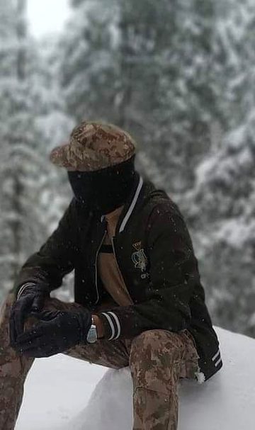 غلط فہمی ہے یہ آپ کی اپنے بارے جناب
آپ نے ابھی تک حُسیں دیکھے کب ہیں