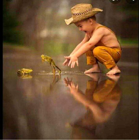 "اے ضرورت زندگی"
 تو نے رلا کے رکھ دیا🙏😓
پوچھ میرے بچپن سے
 "کتنے لاڈلے تھے ہم" 🙂