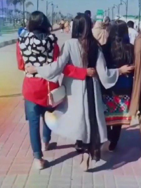 friends goal.😍