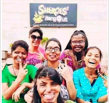 لڑکیاں صرف شکل اور جسم کی وجہ سے خوبصورت نہیں لگتیں ۔۔۔وہ اس لیے بھی پیاری ہوتی ہیں کہ وہ کالج سے گھر تک لڑکوں کا پیچھے نہیں کرتیں ۔۔۔ وہ رشتے کا انکار سن کر لڑکے کے منہ پر تیزاب پھینک کر نہیں بھاگتیں ۔۔۔ وہ ریلیشن ٹوٹنے کے بعد لڑکے کو دھمکی نہیں دیتی کہ تمہاری تصویریں انٹر نیٹ پر اپ لوڈ کر دوں گی ۔۔۔ وہ ریپ نہیں کرتیں ۔۔۔ شادی کے بعد چھوٹی چھوٹی باتوں پر شوہر پر ہاتھ نہیں اٹھاتی ۔۔۔ طلاق کی دھمکی نہیں دیتی ۔۔۔ چپ ھو جاتی ہیں ۔۔۔ برداشت کر جاتی ہیں ۔۔۔ظلم سہہ کے بھی حالات سے سمجھوتہ کر لیتی ہیں ۔۔کہ میری طلاق کا سن کر میرے بوڑھے ماں باپ سہہ نہ پائیں گے ۔۔، میں اپنے بچوں کو لے کر آخر کب تک بھائی بھابی کے سر پر بوجھ بنوں گی ۔۔۔ اس لیے لڑکیاں بہت پیاری ہوتی ہیں ۔۔۔ جن لڑکیوں کو جنگ میں مارنے کی اجازت نہیں لوگ انہی کو محبت میں مار لیتے ہیں ۔۔۔