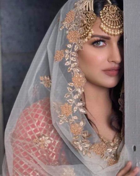 وہ بلاک بھی کرے تو کروں شکر اُس کا.
کوئی اپنا ہی سمجھ کر تو سزا دیتا ہے🔥 Mahii 💔