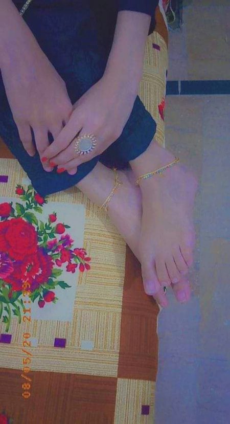 وہ کہتے ہیں چوڑیوں کی کھنک تو ہر طرف جاناں✨
ہائے میں تو مرتا ھوں تمہاری پایل کی چھنکار پر😘