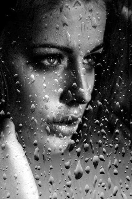 تمہارے اس طرح ہر لمحہ یاد آنے سے
دل سہما ہوا سا ہے
تو پھر تم کم ہی یاد آؤ
متاعِ دل، متاعِ جاں تو پھر تم کم ہی یاد آؤ
بہت کچھ بہہ گیا ہے سیلِ ماہ و سال میں اب تک
سبھی کچھ تو نہ بہہ جائے
کہ میرے پاس رہ بھی کیا گیا ہے
کچھ تو رہ جائے🔥 Mahii 💔